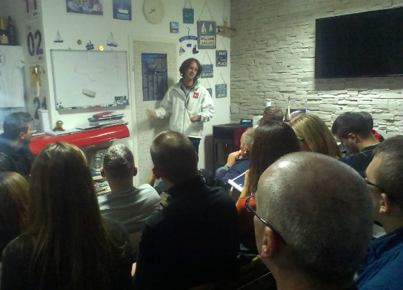 Besplatna škola jedrenja